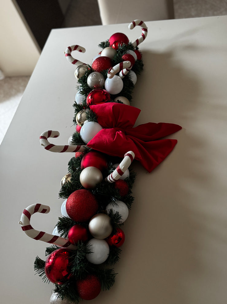 Tralcio centrotavola decorato con palline oro champagne, bianche e rosse