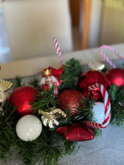 Tralcio centrotavola bianco e rosso con schiaccianoci e candycane