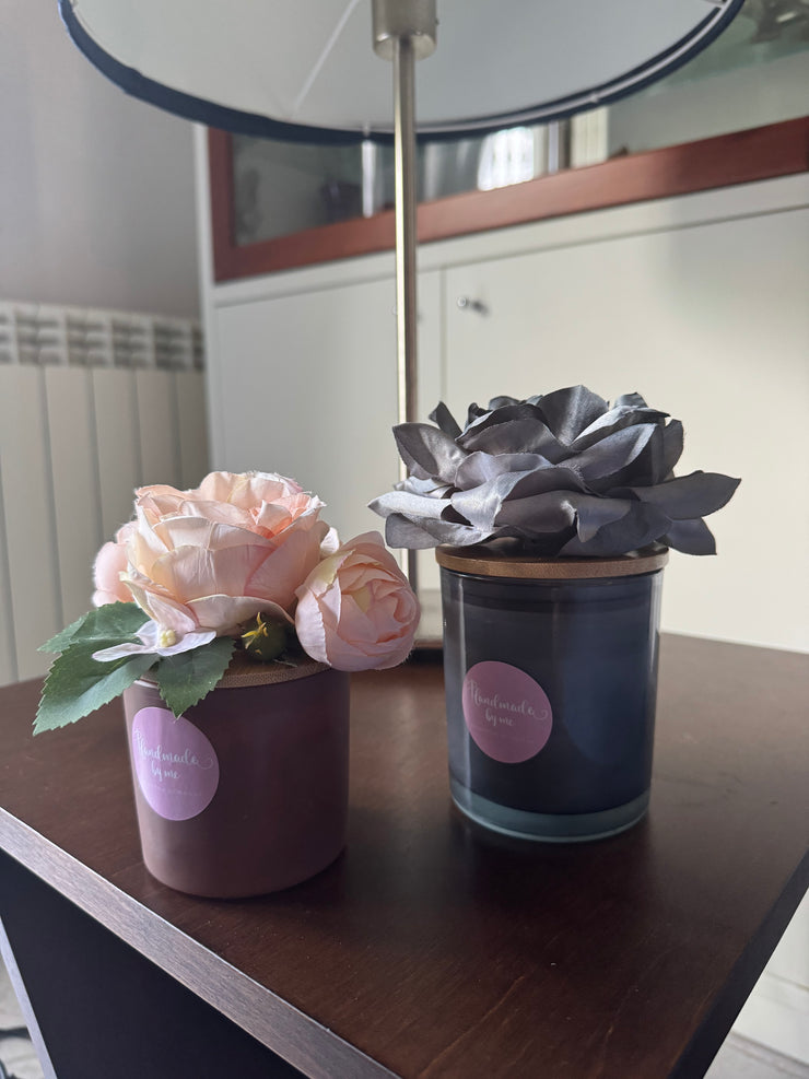 Candele decorate con fiori artificiali