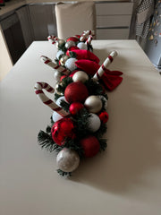 Tralcio centrotavola decorato con palline oro champagne, bianche e rosse