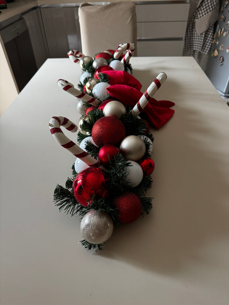 Tralcio centrotavola decorato con palline oro champagne, bianche e rosse
