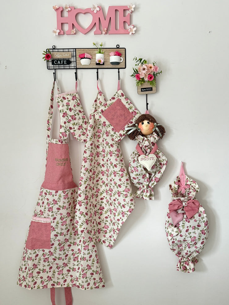 Set cucito per la cucina color rosa