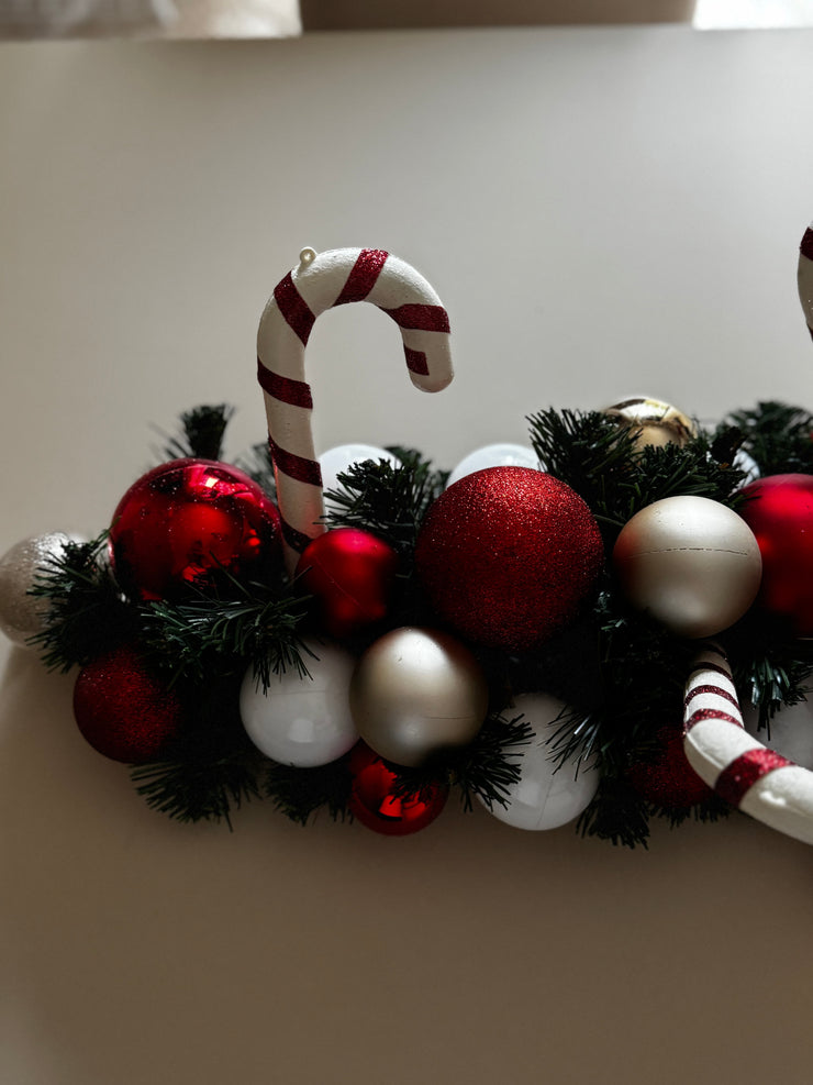 Tralcio centrotavola decorato con palline oro champagne, bianche e rosse