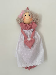 Bambolina porta buste rosa con gonna in Sangallo