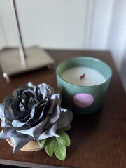 Candela decorata con fiori artificiali