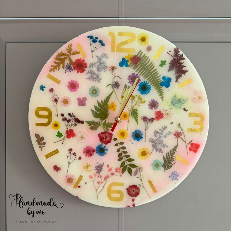 Orologio in resina handmade con fiori essiccati