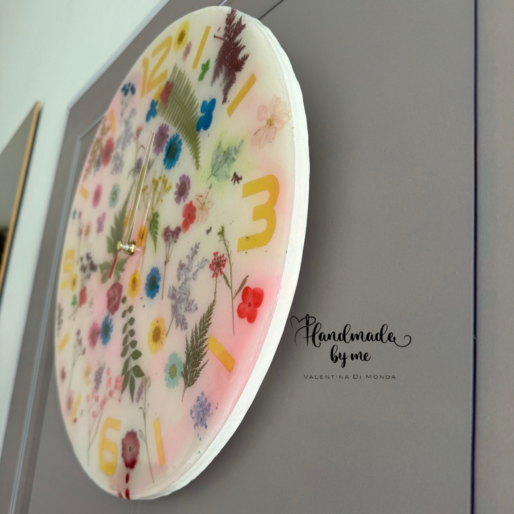 Orologio in resina handmade con fiori essiccati