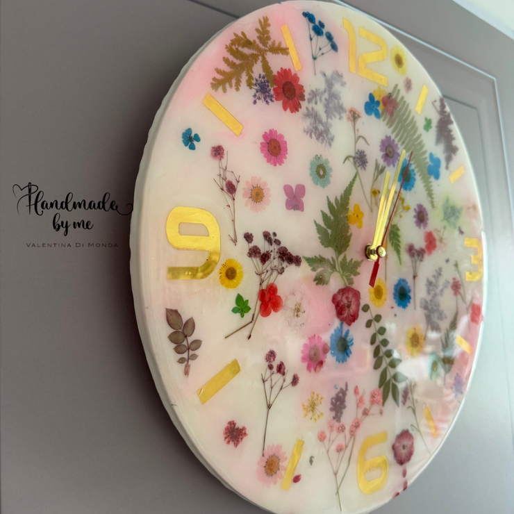 Orologio in resina handmade con fiori essiccati